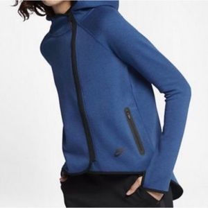 Nike women’s Tech Fleece Cape